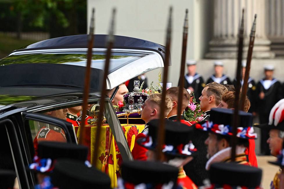 Hautajaissaattueen Lontoon-osuus päättyi Wellington Arch -riemukaarelle Hyde Parkin kaakkoiskulmaan. Siellä arkku on nostettiin ruumisautoon, joka lähti ajamaan sitä Windsoriin Lontoon länsipuolelle. Ajoreitin varrelle odotetaan myös paljon yleisöä. Windsorissa on vielä luvassa kaksi seremoniaa: julkinen ja yksityinen. Päivän päätteeksi kuningatar haudataan Yrjö VI:n muistokappeliin.