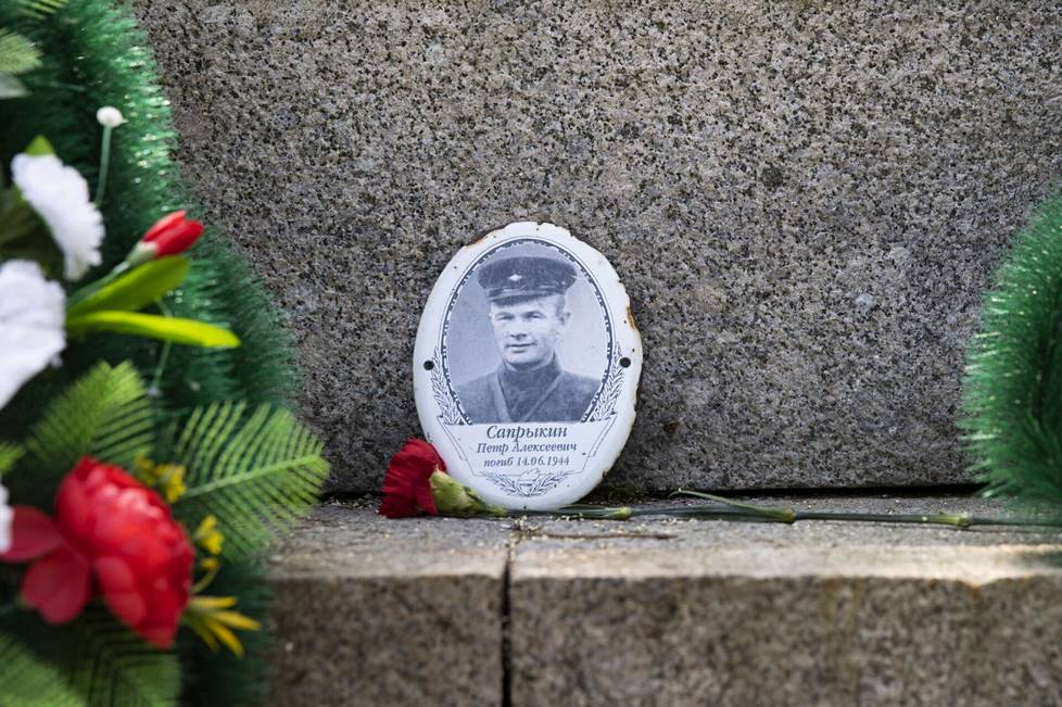 Yksityiskohta sodassa kaatuneiden muistomerkillä Terijoella.