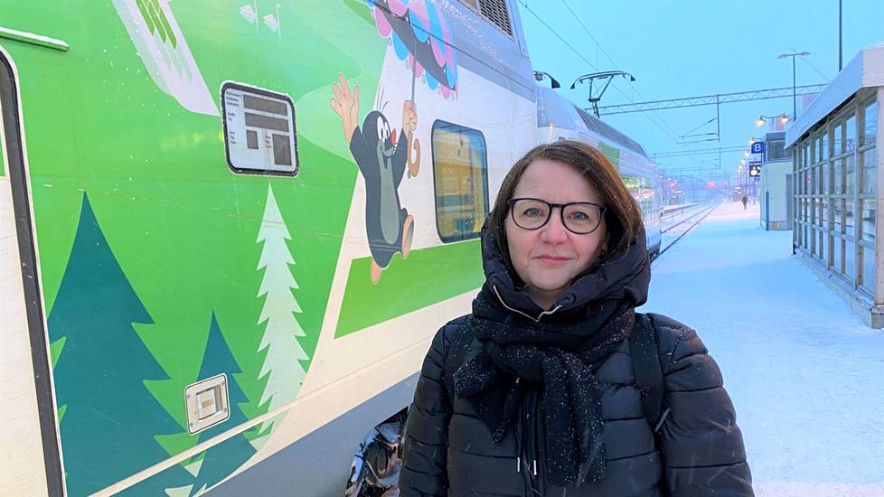 Tamperelainen Katja Sokura odotti Porin aamujunan lähtöä Tampereen rautatieasemalla torstaina. Sokura kertoi käyvänsä Porissa työn takia noin kerran kuukaudessa ja ostavansa lipun edellisenä päivänä. Hänen mukaansa junassa on aina ollut hyvin tilaa.