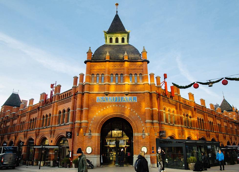 Östermalmin kauppahalli sijaitsee Tukholman keskustassa.