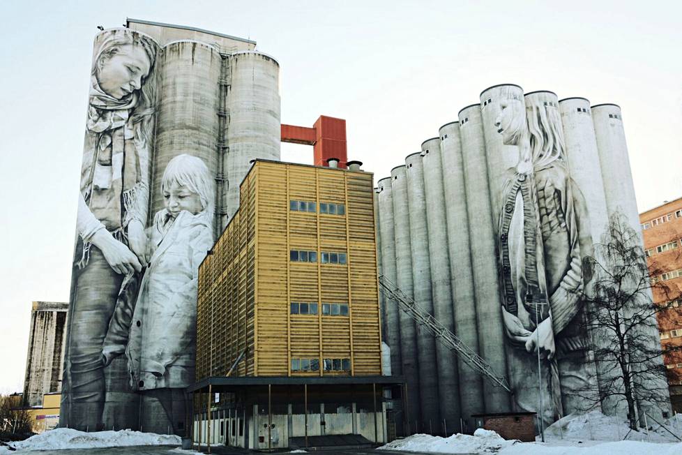 Hämeenlinnan laitamilla sijaitsevassa betoninessa viljasiilossa on Suomen suurin katutaideteos, australialaisen Guido van Heltenin toteuttama yli 50 metriä korkea muraali.