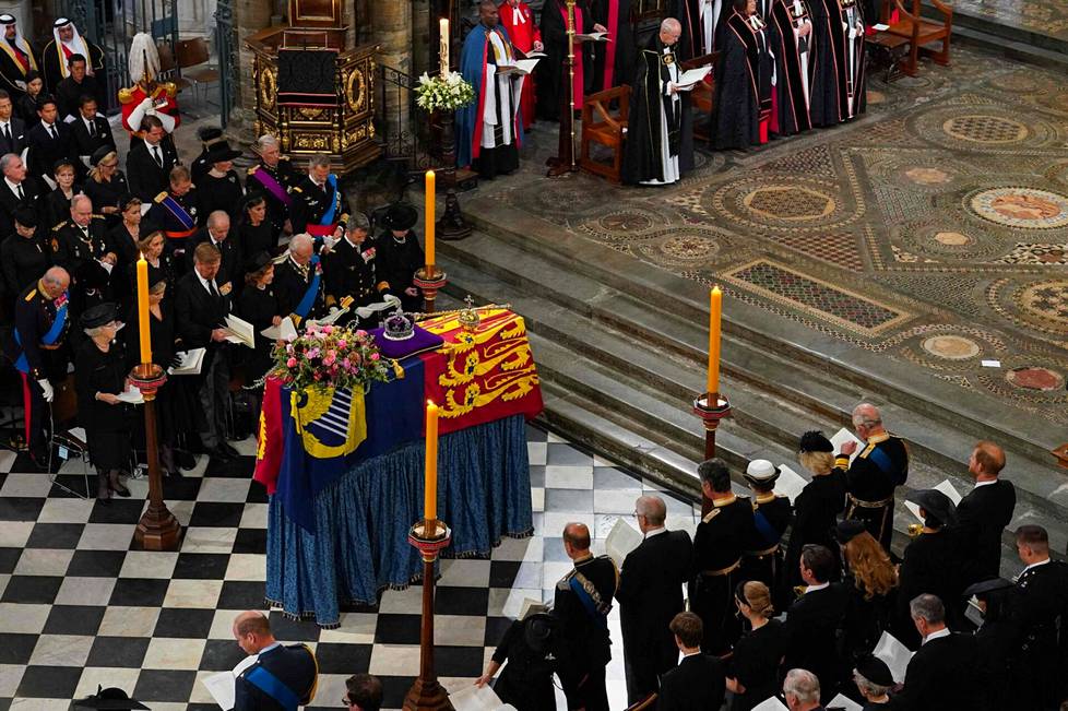 Hautajaisseremonia Westminster Abbeyssa kesti noin tunnin. Sen toimitti tuomiorovasti David Hoyle, ja saarnan piti Canterburyn arkkipiispa Justin Welby. Kuningattaren arkku oli asetettu Westminster Abbeyssa lähelle alttaria.