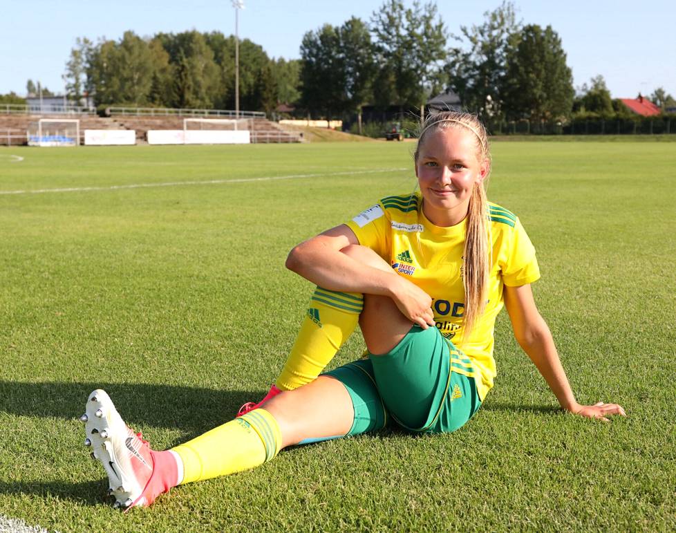 Sofia Määttä on menestynyt jalkapallon lisäksi yleisurheilussa, jossa hänen päälajejaan on ollut pituus ja pikajuoksumatkat. 