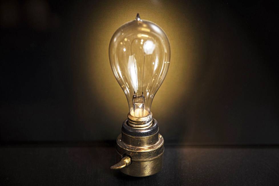 Tätä Edisonin hehkulamppua on käytetty vuonna 1882 Finlaysonin ensimmäisessä sähkövalaistuksessa. Lamppu on tähän kuvattu Museokeskus Vapriikin Finlayson 200 -näyttelyssä.