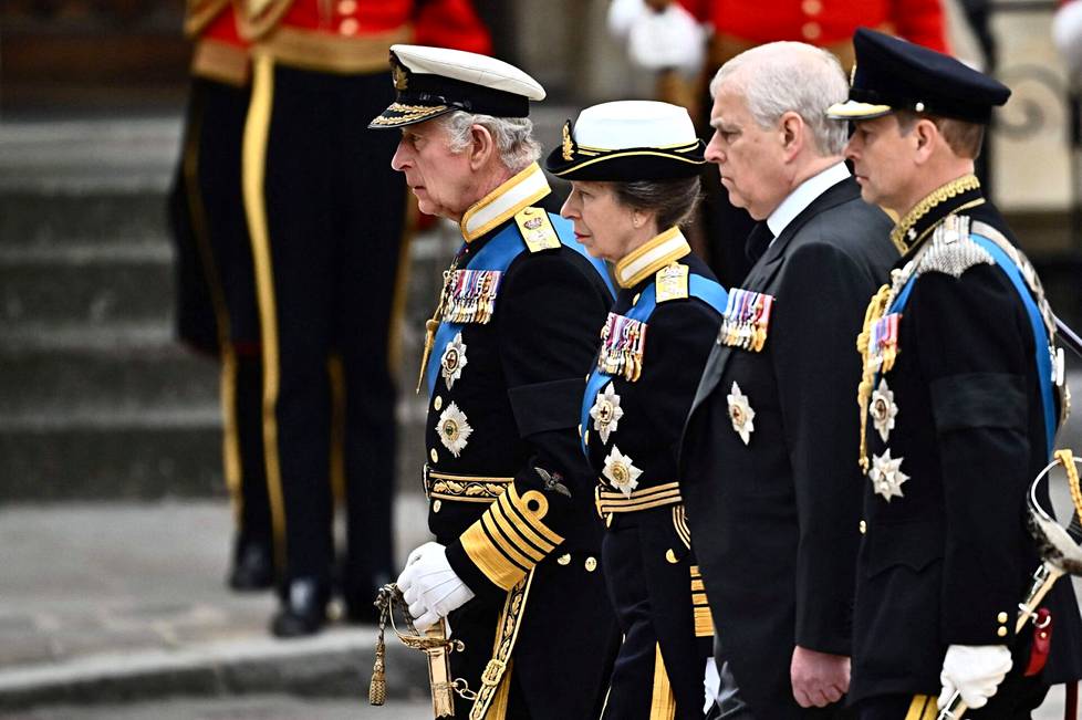 Arkkua Westminster Hallilta saattavassa kulkueessa kävelivät myös kuningattaren lapset: kuvassa saapumassa Westminster Abbeyyn Elisabetin vanhin poika, kruunun perinyt kuningas Charles III sekä prinsessa Anne, prinssi Andrew ja prinssi Edward.