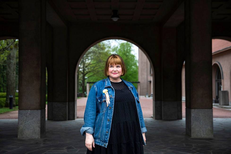 Kirjailija Anna Karhunen kävelee mielellään Hietaniemen hautausmaalla. Sinne hänet vei ensitreffeille myös nykyinen poikaystävä.