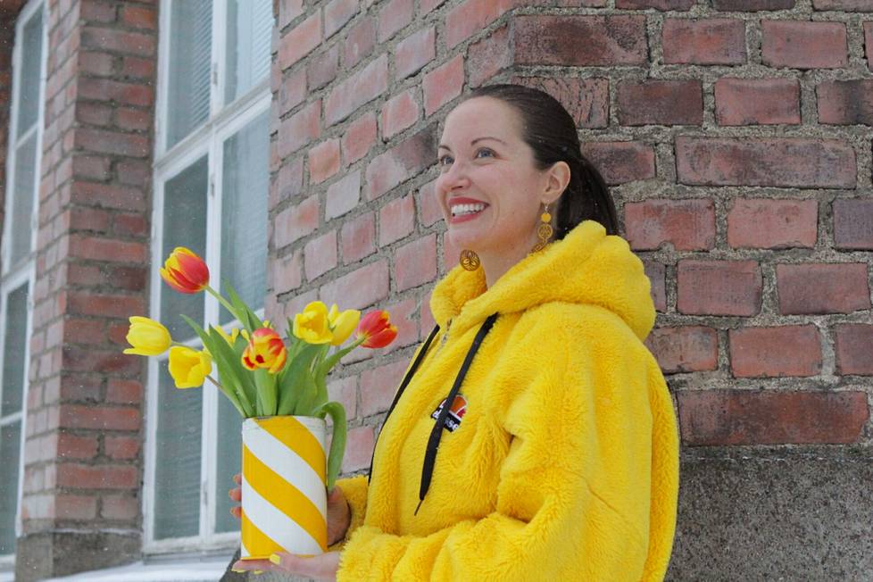 Hyvinvointivalmentaja Elisa Luomaranta uskoo, että kaikki mikä aiheuttaa hymyä, tukee hyvinvointia. Siksi hän jakaa esimerkiksi sosiaalisessa mediassa räikeän keltateemaisia kuvia ja sisustaa kotinsa keltaisen sävyin. 