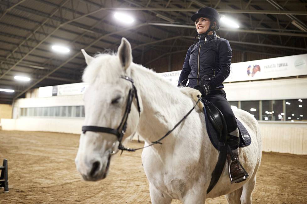 Henriika Tulivirta ratsasti ruuna Fanilla Niihaman ratsastuskoulussa Tampereella.