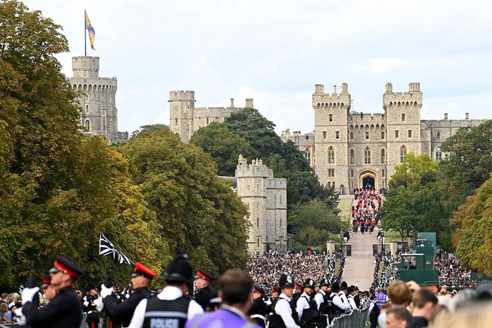 Suuri surijoiden joukko seurasi arkun saapumista Windsorin linnaan.