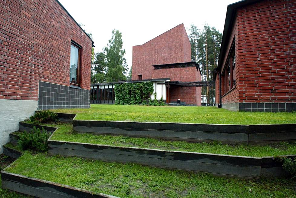 Säynätsalon kunnantalolla oli Aalloille henkilökohtaistakin merkitystä: pariskunta rakastui talon rakentamisvuosina. Kunnantalo valmistui vuonna 1952.