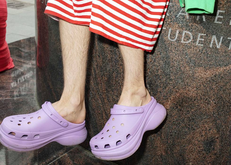 Crocs-trendi on hiljalleen näkyvissä myös Helsingin kaduilla. Olli Autio yhdistää kengät hameeseen.