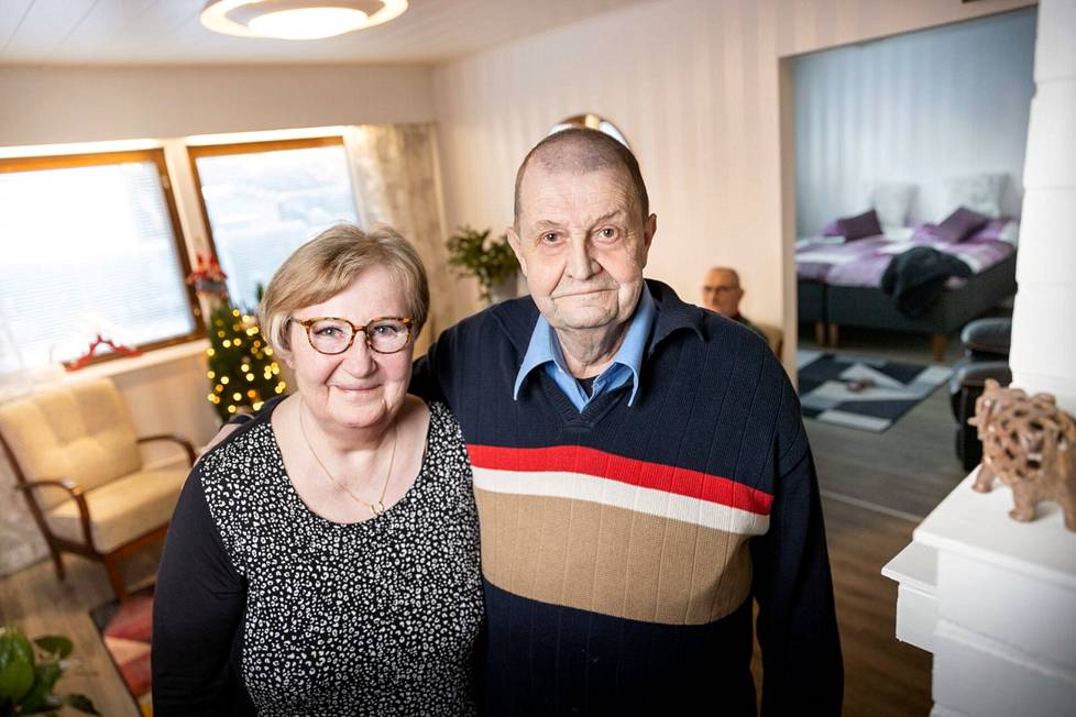 Sirpa ja Tapio Tuomikosken perhe kasvoi kahdella kahdeksankymppisellä, kun Sirpa jatkoi uraansa perhehoitajana ja perusti perhekodin. Sataedu valmentaa ja kouluttaa perhehoitajia ja perhekodin perustajia työhön.