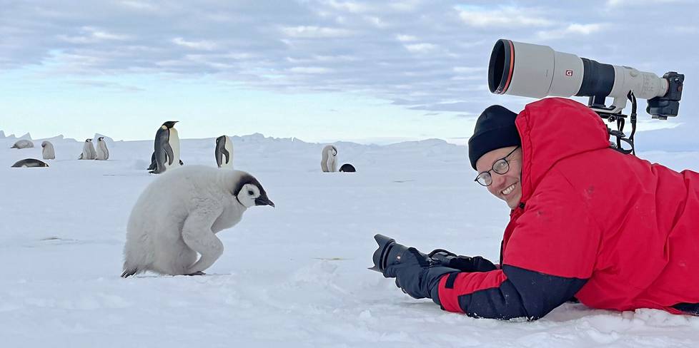 Vaikka Jouni Klinga jo pienenä haaveili kaukomatkoista ja luontoseikkailuista, hän ei ole ikinä ajatellut muuttaa pois Suomesta. Etelämantereella hän oli ensimmäisenä suomalaisvalokuvaajana keisaripingviinien yhdyskunnassa.