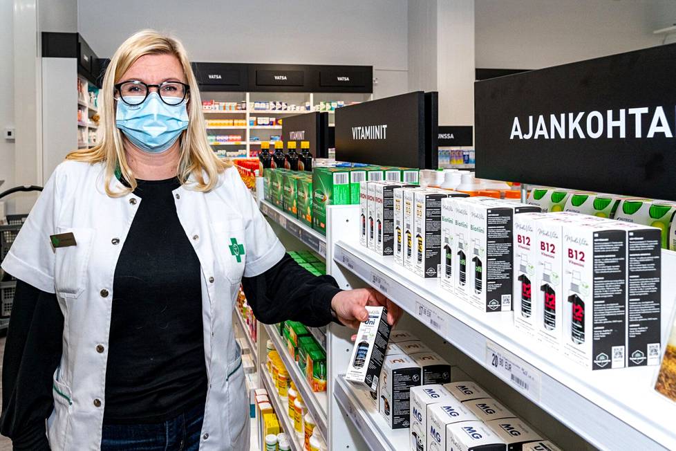Apteekkari Niina Ala-Nikkola sanoo Tampereen keskustassa olevan kysyntää uutuustuotteille, ja siksi myös uudella tavalla annosteltavat ravintolisät ovat hyvä lisä Kuninkaankulman apteekin valikoimiin.