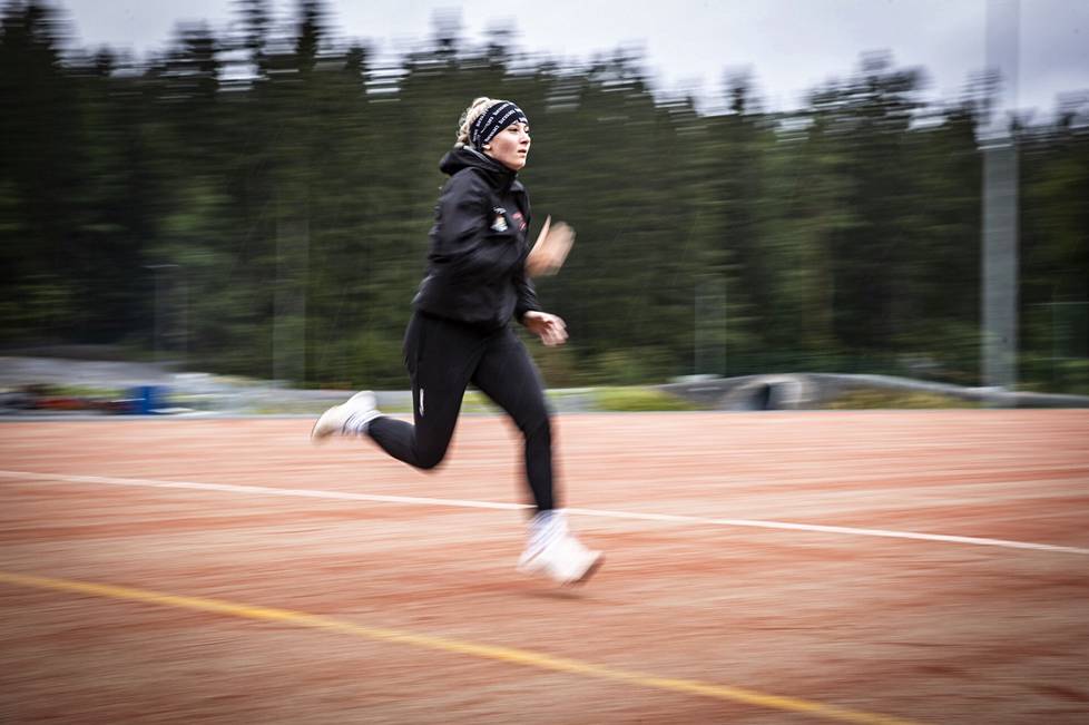 Manse PP:n pesäpalloilija Saaga-Angelia Raudasoja on mitatusti naisten Superpesiksen nopein pelaaja. 30 metriä menee aikaan 3,93 sekuntia.