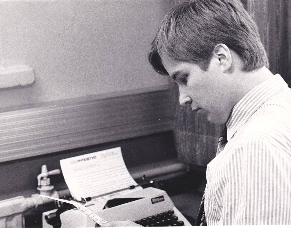 Nuori toimittajan alku kommunistisen Hämeen Yhteistyö -lehden toimituksessa. 1970-luvun alkupuoliskolla lehtiartikkelit kirjoitettiin vielä kirjoituskoneella paperiliuskoille.
