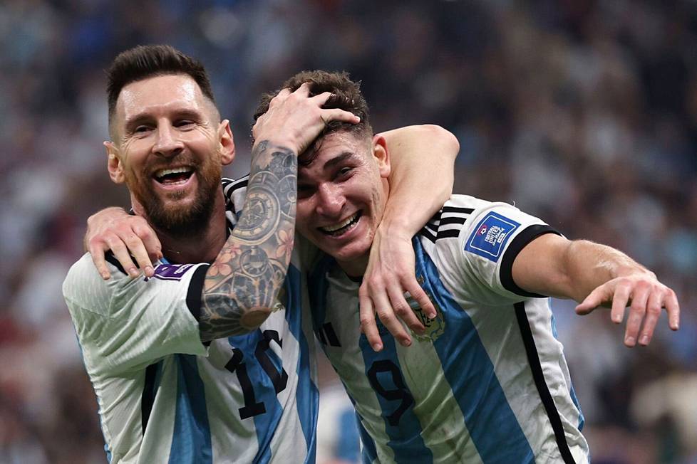 Lionel Messi (vas.) ja Julián Álvarez ovat loistaneet Qatarin MM-kisoissa. Messi on tehnyt viisi maalia ja Álvarez neljä.