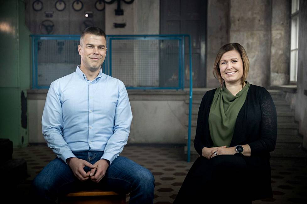 360 Security Solutionsin yrittäjä Mikko Tähtinen ja hänen asiakkaansa kauppakeskus Puuvillan johtaja Tiina Justén keskustelivat asiakaspalvelusta Porin Puuvillan generaattorisalissa.