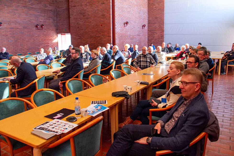 Vaalipaneelissa oli paikalla myös muita kansanedustajaehdokkaita, kuten Markku Kivisen vieressä istuva kokoomuksen porilaisehdokas Mari Kaunistola.