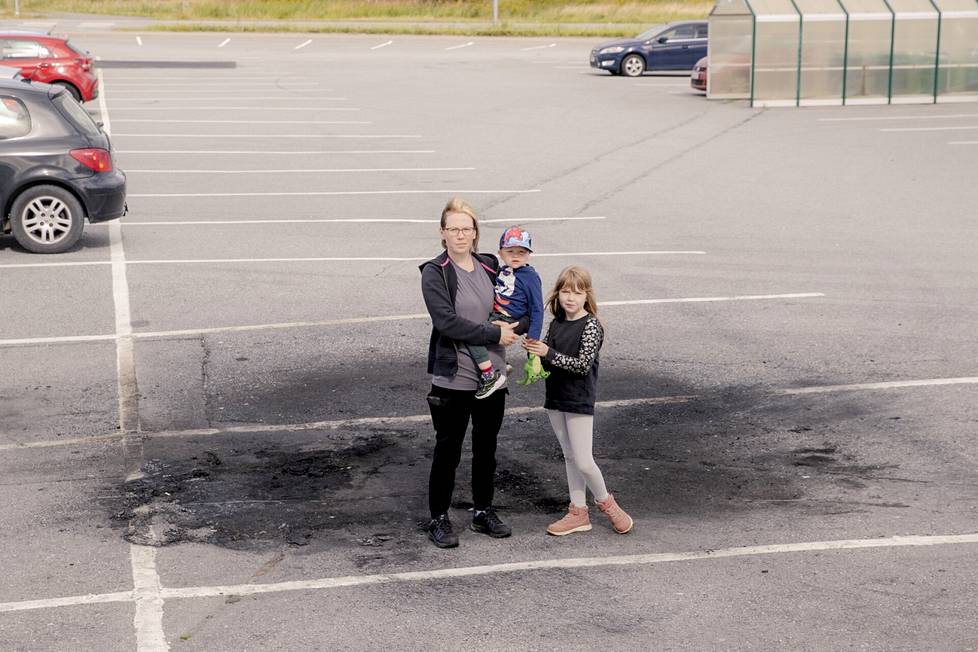 Jonna Pääkkö oli lapsiensa Tatu, 2 ja Miia, 8, Pääkön kanssa Mikkolan Prisman parkkipaikalla keskiviikkona 20. heinäkuuta, kun hänen autonsa syttyi yllättäen tuleen. Pääköt kuvattiin palopaikalla torstaina. Onnettomuus sattui pari kuukautta sen jälkeen, kun Jonna Pääkkö oli muuttanut takaisin synnyinpaikkakunnalleen Poriin Nivalasta, jossa hän ehti asua 31 vuotta.