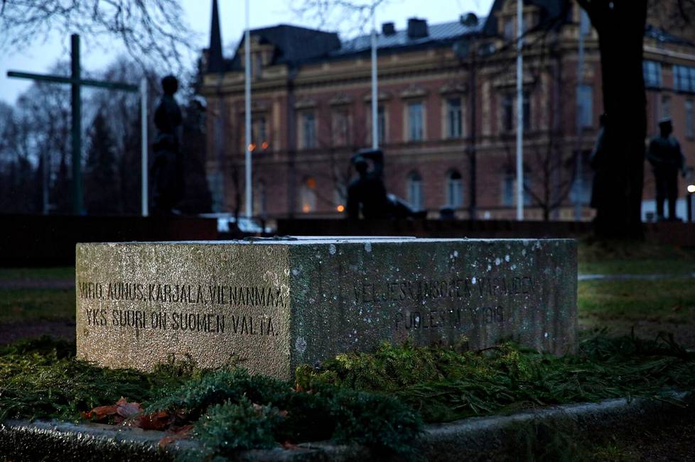 Hautakivi, joka vaaran vuosina peitettiin – heimosodissa menehtyi enemmän  porilaisia kuin Keski-Porin kirkkopuiston muistomerkki antaa ymmärtää -  Satakunta - Satakunnan Kansa