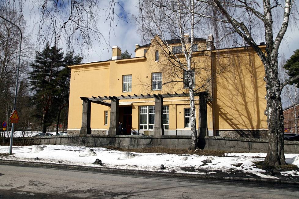 Vanha jugend-talo toimi ruotsinkielisten vanhainkotina vuosina 1905–1983. Talon nimi on De Gamlas Hem. Koulukadun kentältä oli näkymä suoraan vanhainkotiin. Nyt rakennuksessa on Pirkanmaan musiikkiopisto.