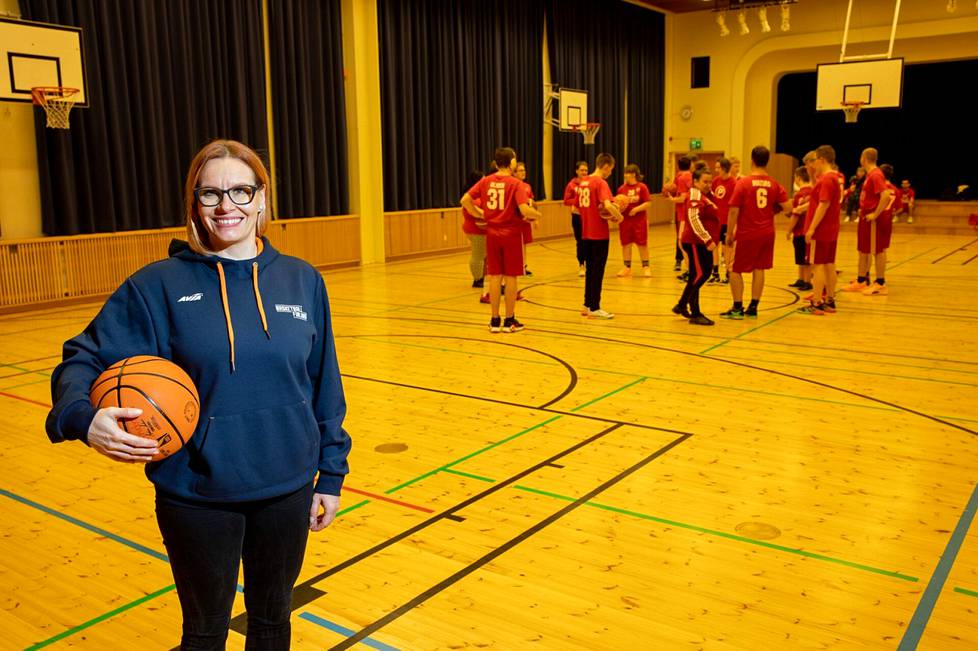 Kati Packalén valmentaa Tampereen Pyrinnön Unified-ryhmiä. Innokkaiden nuorten kanssa toimiminen tuo kaivattua vastapainoa työlle Suomen koripalloliitossa.
