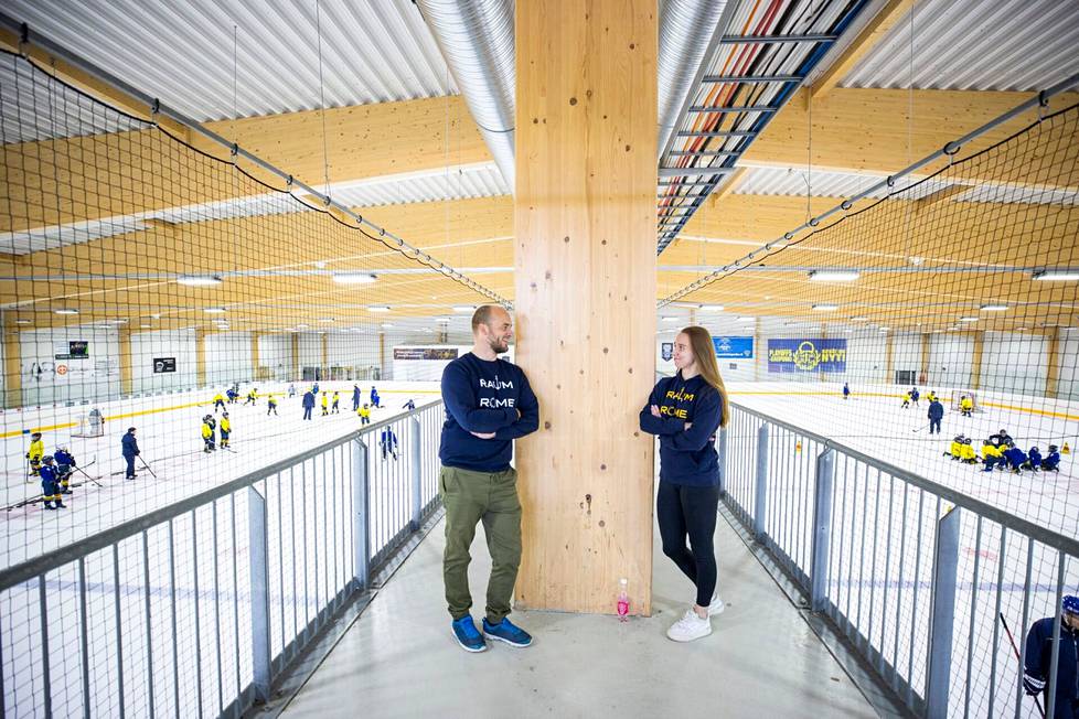 Lukon naisten jääkiekkojoukkueen päävalmentaja Sami Piilikangas johdatti joukkueensa takaisin pääsarjaan, jossa sen kausi alkaa tänä lauantaina. Uuden edessä on myös puolustaja Ada Ukkola, jolla Oulu ja Kärpät vaihtuivat Raumaan ja Lukkoon. 
