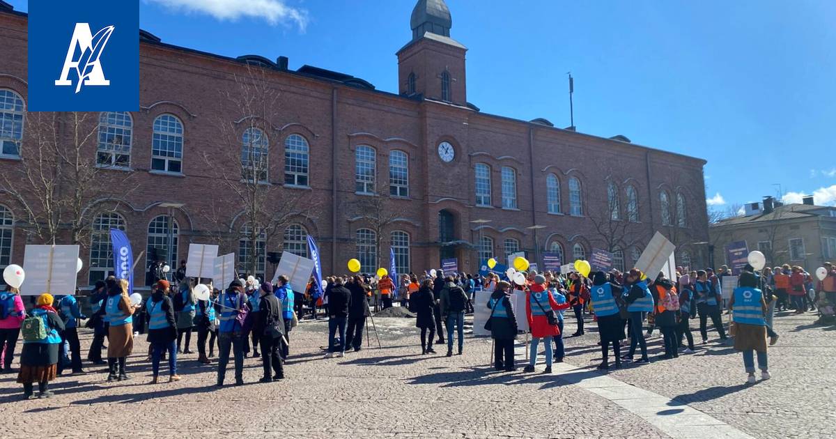 Ammattijärjestöt tehostavat kunta-alan lakkovaroituksia ylityökielloilla -  Kotimaa - Aamulehti