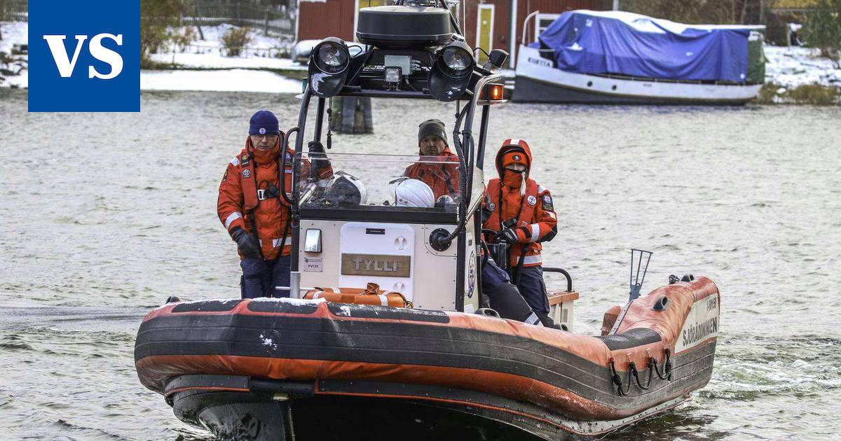 Järvipelastajien vene nostettiin talviteloille – kulunut kausi oli  rauhallinen - Uutiset - Valkeakosken Sanomat